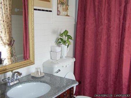 Schuster Mansion Bed & Breakfast Милуоки Номер фото