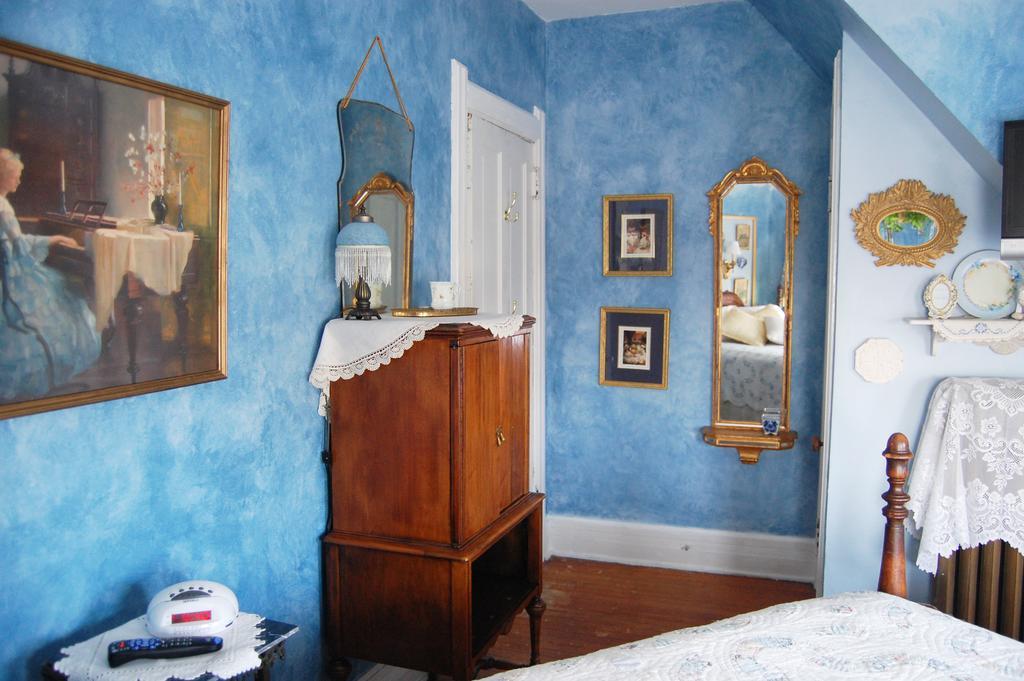Schuster Mansion Bed & Breakfast Милуоки Номер фото