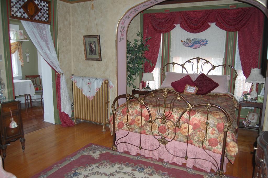 Schuster Mansion Bed & Breakfast Милуоки Номер фото
