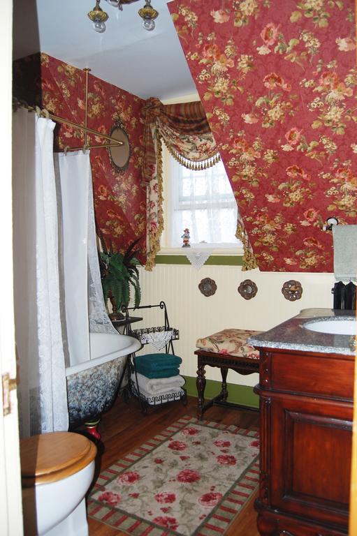 Schuster Mansion Bed & Breakfast Милуоки Номер фото