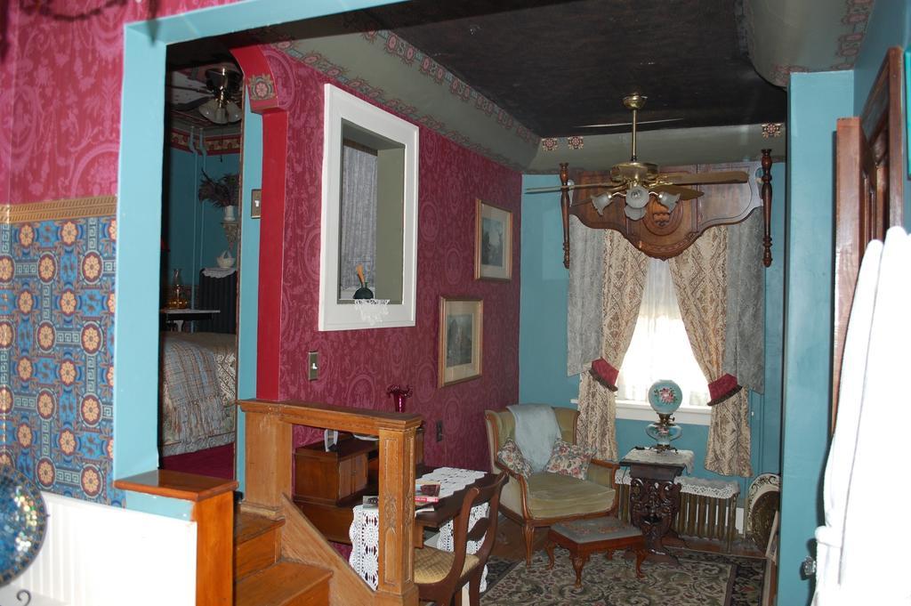 Schuster Mansion Bed & Breakfast Милуоки Номер фото