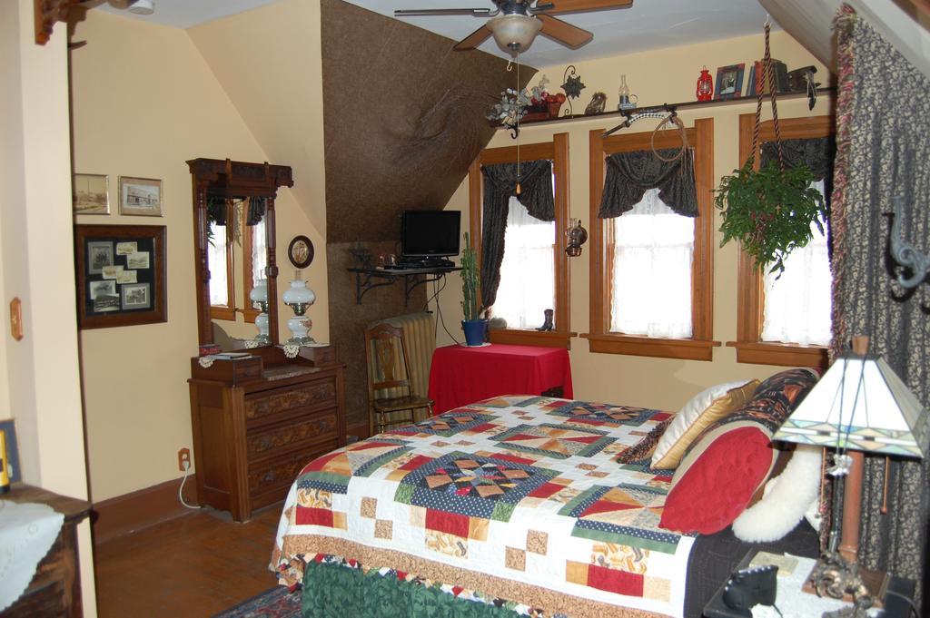 Schuster Mansion Bed & Breakfast Милуоки Номер фото