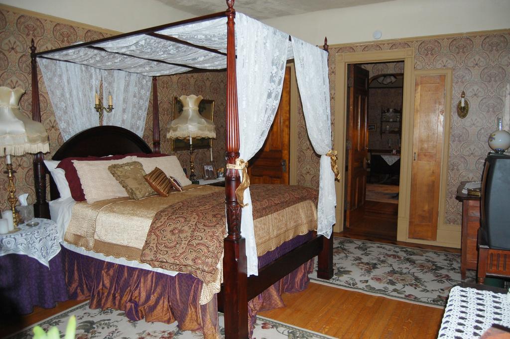 Schuster Mansion Bed & Breakfast Милуоки Номер фото